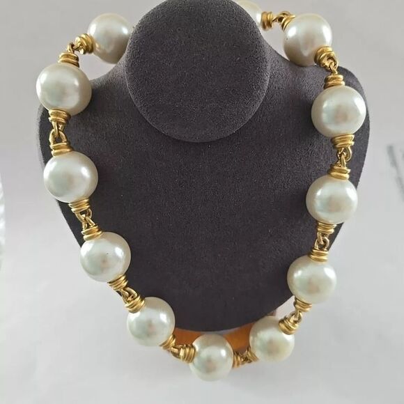 Anne Klein Large Faux Pearl Gold Tone Necklace 17.5” EUC - Picture 7 of 7
